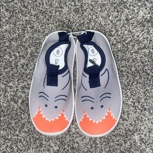 Kids baby shark slip-on’s